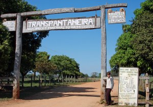 Die Transpantaneira is in 1976 gebou en is die enigste pad wat diep in die moerasgebied ingaan.Mens gaan oor 120 houtbruggeis om tot by die eindpunt te kom.